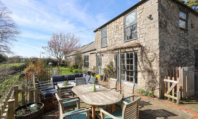 Beaumaris Casa | PLAS ELYN, pet friendly, luxury holiday cottage in Beaumaris