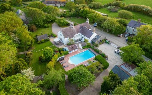 Garn Fadryn Casa | Plas Newydd with Swimming Pool, Fire Pit, and Log Fires