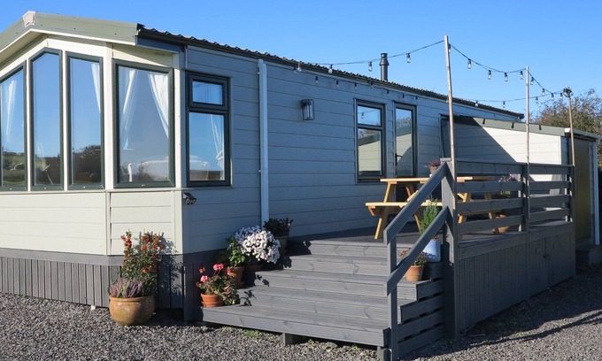 Cylch-Y-Garn Cabaña | PLAS TIRION CARAVAN, family friendly, with a garden in Cemaes Bay