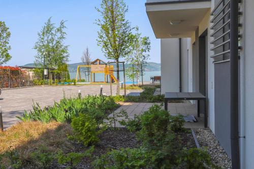 Balatonboglar Apartamento | Platán Holiday Apartman with lakeview