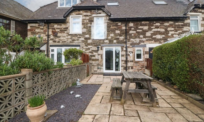 Llandudno Junction Cabaña | PLATFORM 13 RAILWAY COTTAGE, pet friendly in Llandudno Junction