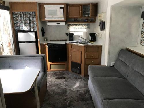 Beulah Apartamento | Platte-Camper in Woods w/FirePit & Hot Tub Access