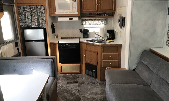 Benzonia Casa | Platte - RV Camper in the Woods with Fire pit & Hot Tub Access