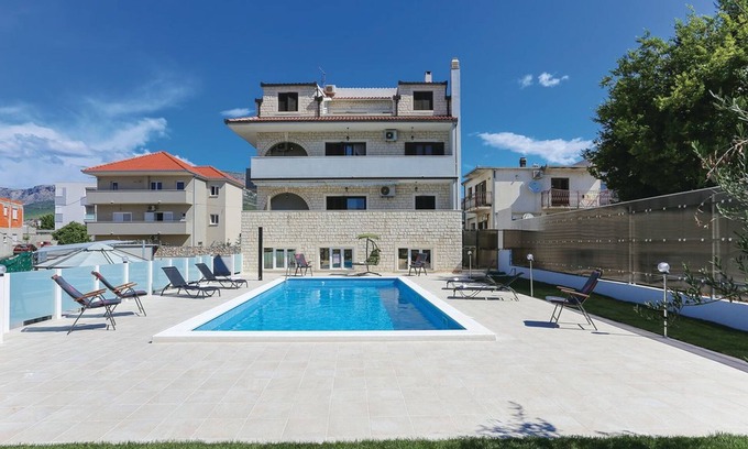 Solin Apartamento | Plautila Suite - aqua haven with pool, sauna & BBQ
