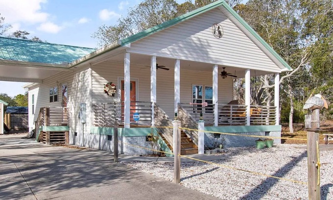 Supply Casa | Play - Surf, SUP, Fish, and Bike ~ 2 miles to Beach, Community Dock on ICW