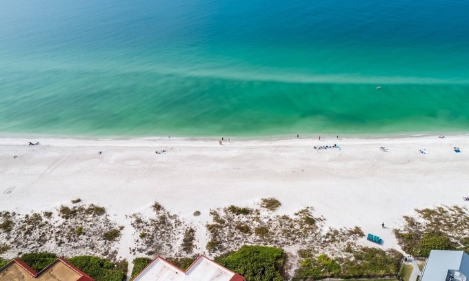 Holmes Beach Condominio | Playa Encantada 214 2 Bedroom Condo by RedAwning