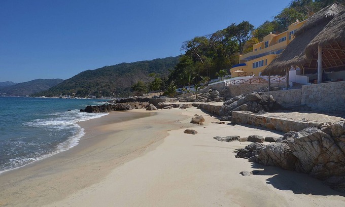 Puerto Vallarta Villa | Playasola - Villa de 3 acres frente al mar con playa privada de arena.