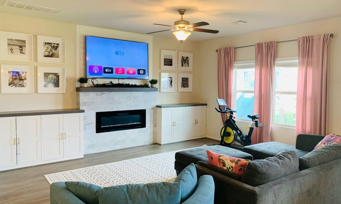 Pflugerville Casa | Playground, trampoline, toys, treadmill and a stationary bike! Come relax!