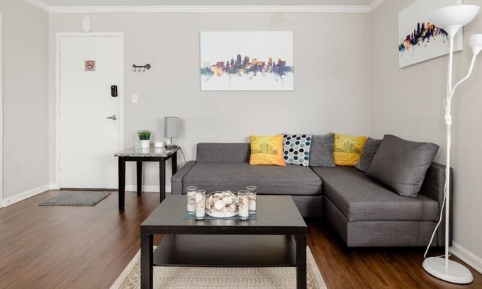 Country Club Plaza Area Apartamento | Plaza One Bedroom w/ in unit laundry & Gym/Pool