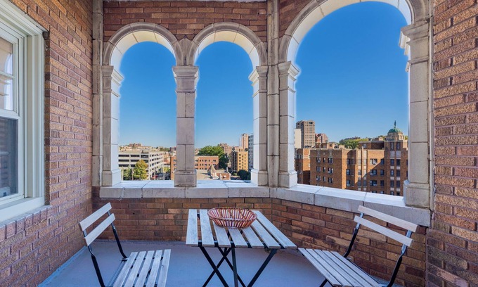 Country Club Plaza Area Condominio | Plaza Penthouse: Historic Charm & Stunning Views