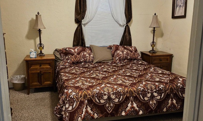 Carlyle Casa | Pleasant 2-bedroom 2-bath house with AC in Carlyle