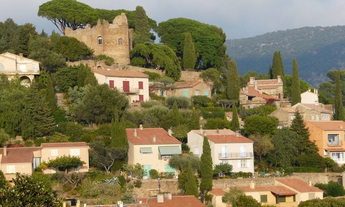 Bormes-Les-Mimosas Apartamento | Apartamento en planta baja en el pintoresco pueblo de Bormes les mimosas