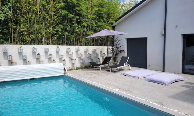 Merignac Casa | Pleasant house sleeps 10 with swimming pool and air conditioning, ideal for a family or group of friends.