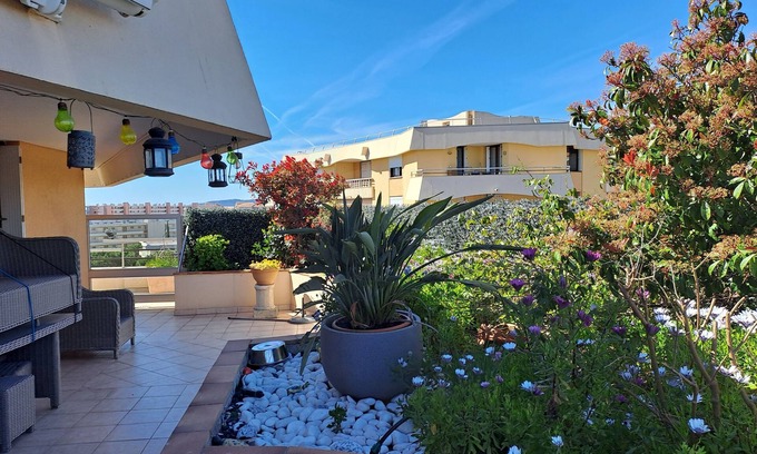 Frejus Plage Apartamento | Pleasant penthouse , sixth floor.