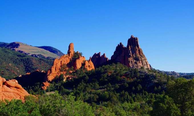 East Colorado Springs Apartamento | Pleasant Stay! FOUR Pet-friendly Suites w/ Kitchen, Onsite Pool, Free Breakfast!