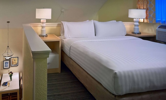 White Station Casa | Pleasant Stay! w/ Kitchen, Parking, Pets Allowed, Near Fire Museum of Memphis!