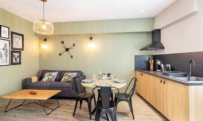 Doue-la-Fontaine Casa | Pleasant town house with terrace near zoo
