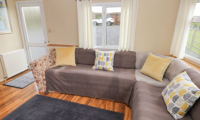 Whitland Cabaña | PLEMBURY COTTAGE CARAVAN, family friendly, with a garden in Whitland