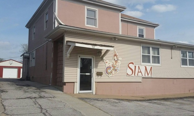 Warrensburg Casa | Plenty of charm and room in the center of Warrensburg, Missouri 64093