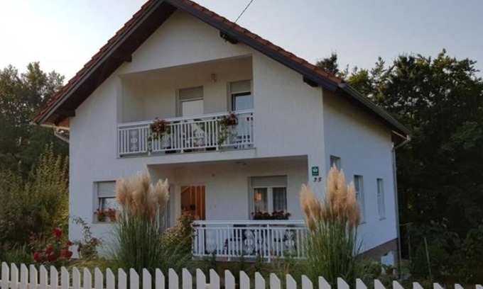 Smoljanac Casa | Plitvice Oaza Mira - Detached house with large garden and barbecue house