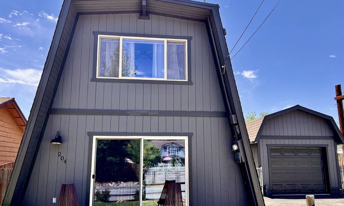 Big Bear City Cabina | Plug in to the peace, joy, and Zen at this modern Modified A-Frame Cabin!