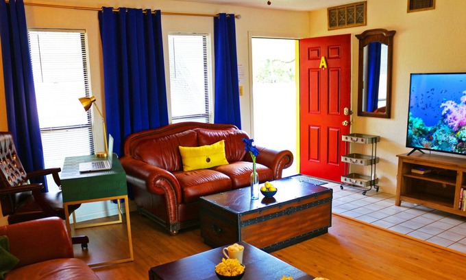 Manor Apartamento | Plush Double King Apt w Parking, Pet friendly, WiFi & Laundry