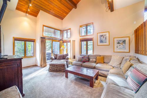 Mammoth Lakes Casa | Plush Mammoth Condo W Balcony Views
