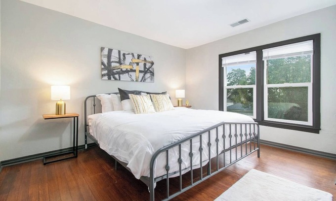 Michigan City Apartamento | Plush Retreat Central Location Private FreeParking
