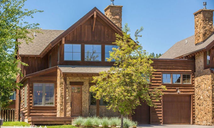 Big Sky Casa | Lone Peak Townhome - ¡En el centro de la ciudad, campamento base perfecto para actividades de invierno!