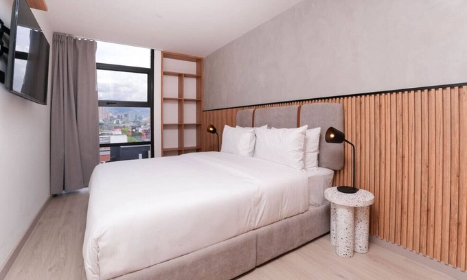 San Diego Apartamento | Poblado Luxury Apt - 2BR w/Jacuzzi & Fast WiFi