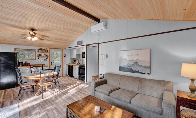 Long Pond Cabina | Pocono Cabin | Hot Tub | Firepit | Lake Access