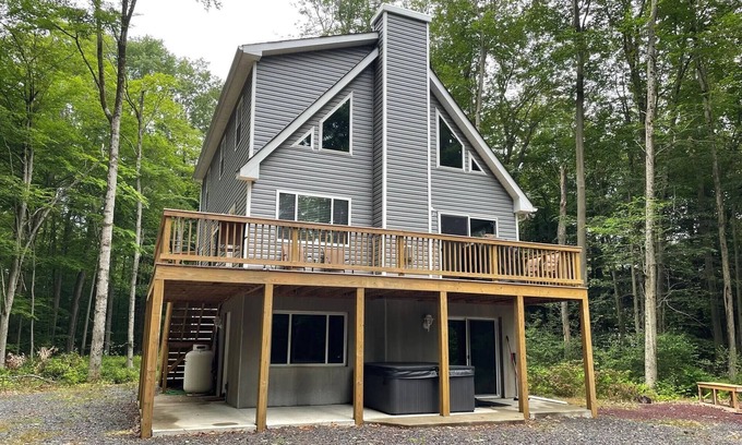 Albrightsville Chalet De Esquí | Chalet,2 acres,hot tub,pool table,firepit,fireplace,A/C,pets ok,ski,lake,hiking