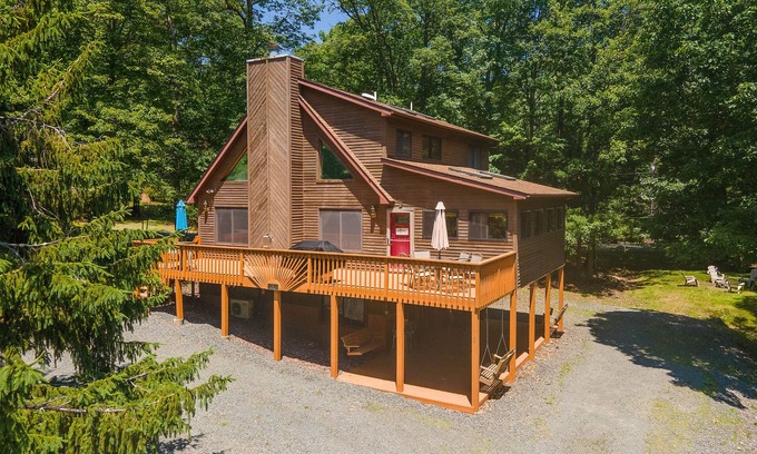 Lakeville Chalet De Esquí | Pocono Chalet- walking distance to Lake Wallenpaupack- 3 Full baths