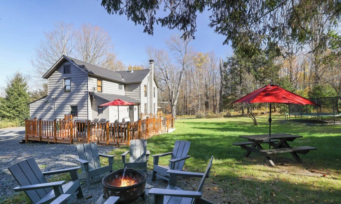 Newfoundland Otro | Pocono Family Farmhouse w/king bed and game room!
