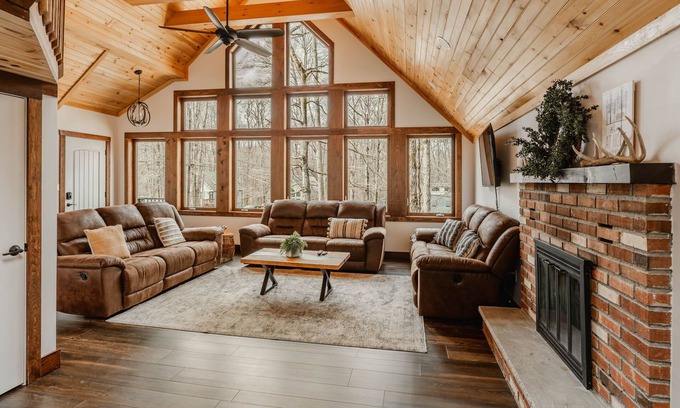 Thornhurst Cabina | Pocono Family Getaway - Beautiful Home in Arrowhead Lakeside Community!