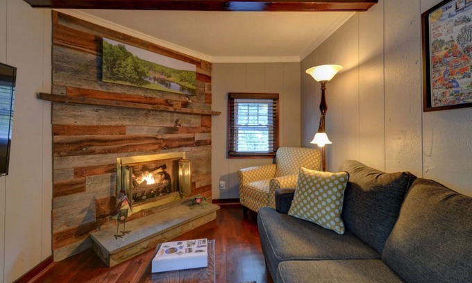 Canadensis Casa | Pocono Getaway / Hot Tub / Fire Pit / Volleyball / Billiards / Ping Pong / Poker