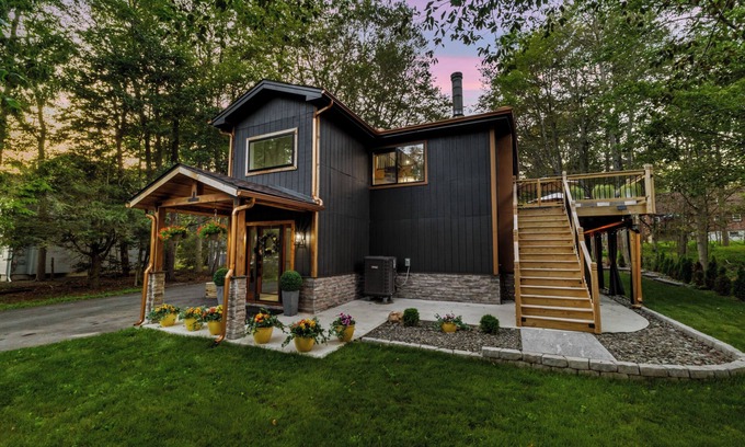 Tobyhanna Casa | Pocono Getaway l NearKalahariCamelback&Casino l Game Room l Fire Pit l Projector