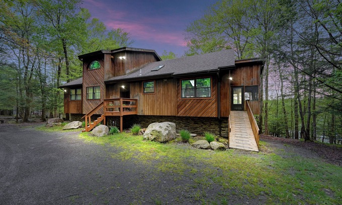 Gouldsboro Casa | Pocono House con bañera de hidromasaje al aire libre, admite mascotas, 2 canoas, kayak y chimenea