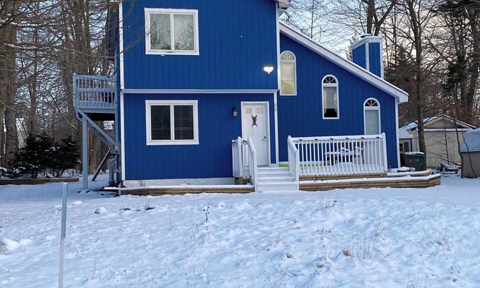Tobyhanna Casa | Pocono Lake and Ski retreat. Dog friendly. Free kayaks, grill, and fire pit