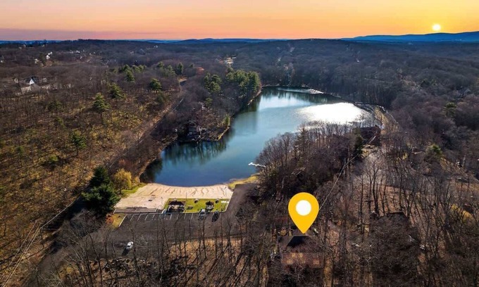 East Stroudsburg Casa | Pocono lakeside retreat | Pool Table | Fire pit