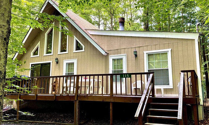 Thornhurst Casa | Pocono retreat, arrowhead lake beautiful chalet