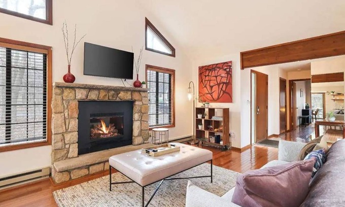 Pocono Pines Cabaña | PoconoPines, Fireplace, King Bd, Pets, Skiing