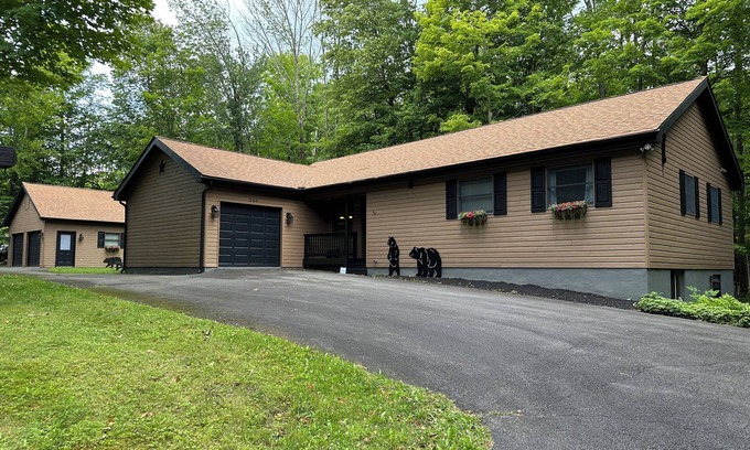Hamlin Casa | Poconos Award-Winning Gold Star Resort!! - Huge Bar, Arcade, Game Room, Theater!