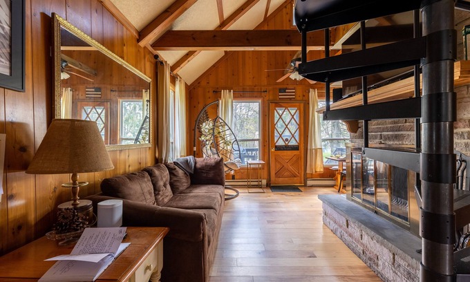 Albrightsville Cabina | Poconos Cabin Hot Tub| Outdoor Shower| Kayak | Walk to Lake