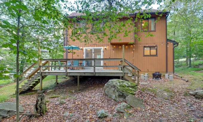 Tobyhanna Cabina | Furnished Deck & Game Room: Cabin in Tobyhanna
