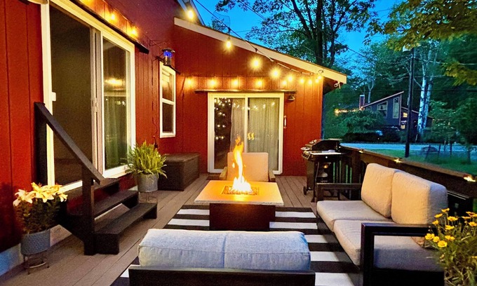 Tobyhanna Chalet De Esquí | Poconos Forest Oasis w HOT TUB! Backyard Vibes, Firepit, Borders the State Park!