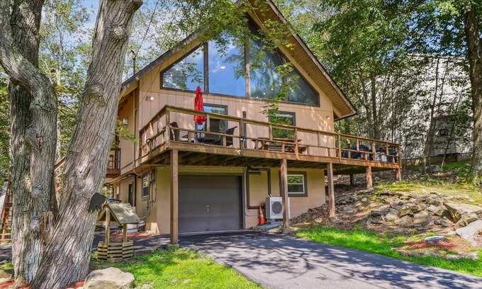 Tobyhanna Casa | Poconos Chalet newly renovated, great location by RedAwning