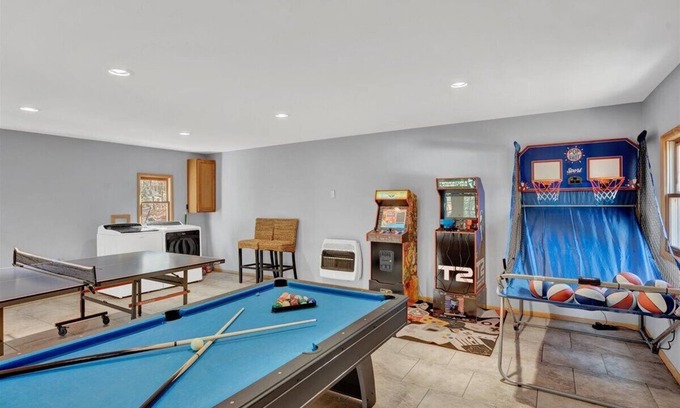 Locust Lake Village Chalet De Esquí | Poconos Dream Home: Chalet with Game Room/Hot Tub/Fireplace/Lake Access