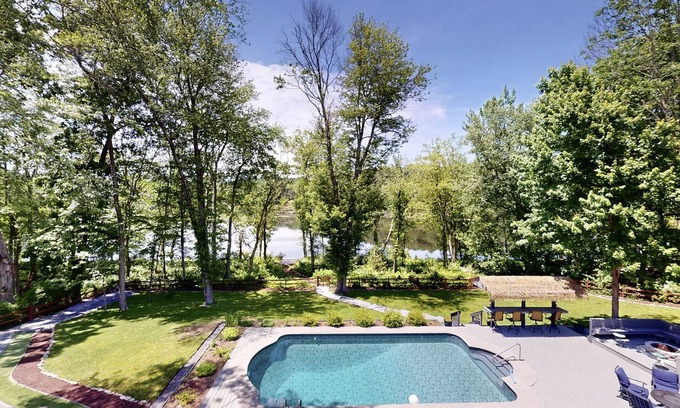 East Stroudsburg Cabina | Poconos Idyllic Lakefront House 12ppl Gameroom Hot Tub Firepit
