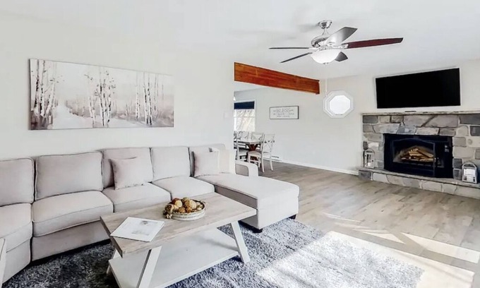 Stroudsburg Villa | Poconos Mountain mins to Camelback Ski Game room.